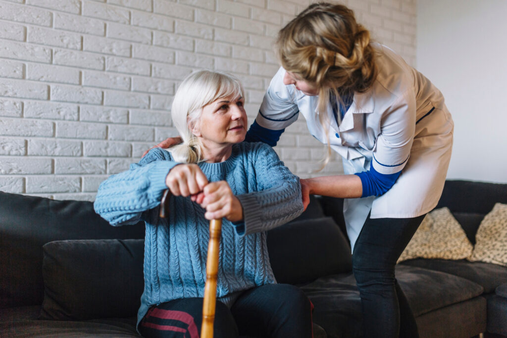 Cum ajută personalul din azile la bunăstarea bătrânilor?